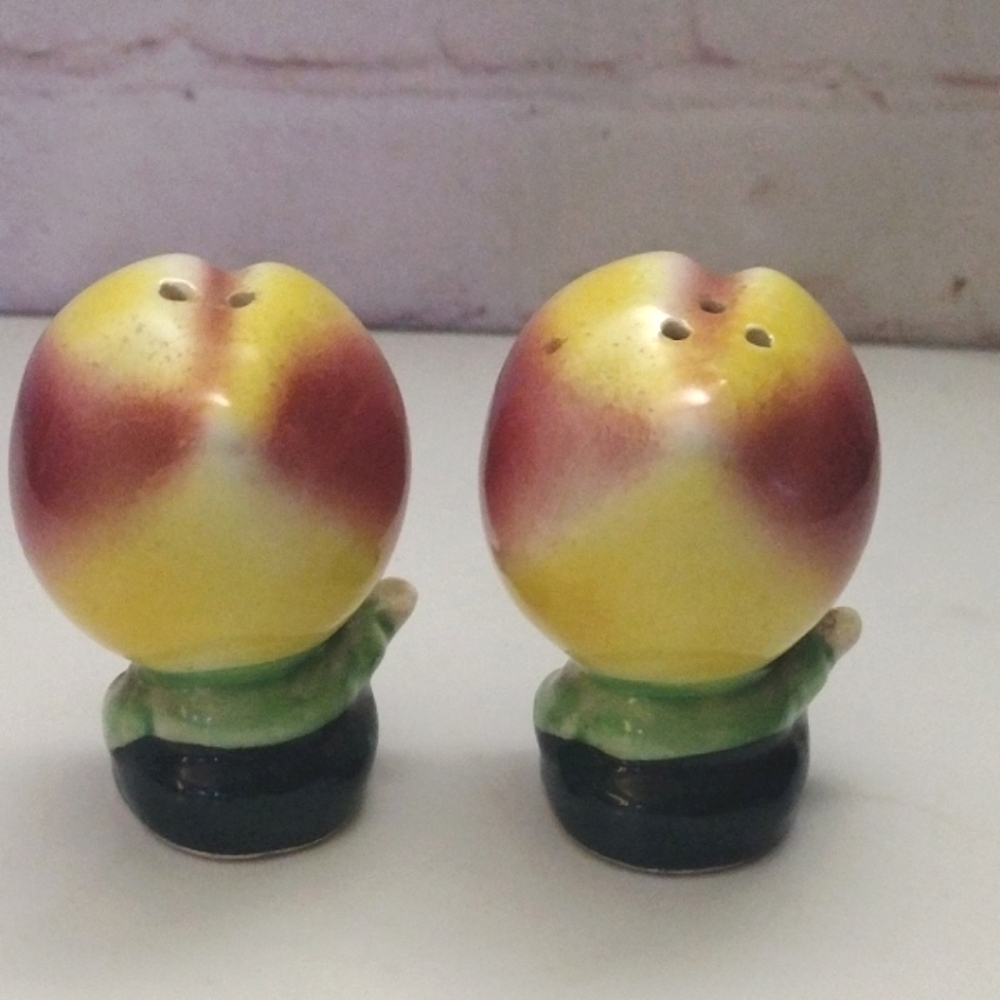 Vintage Anthropomorphic Peach Fruits People Salt & Pepper Shakers 2.5" - Picture 6 of 8